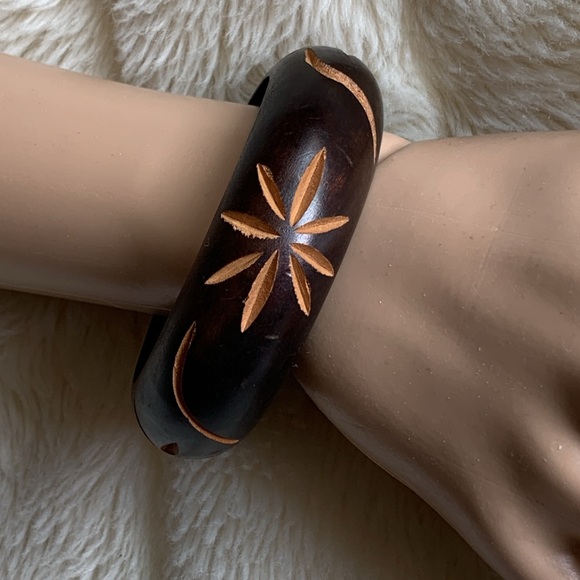 Vintage carved wood star flower bangle bracelet - Picture 4 of 9